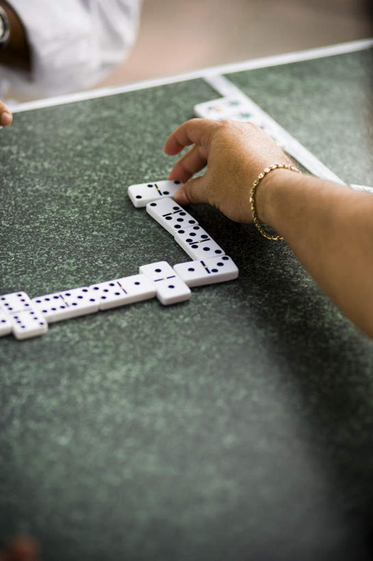 西方人,手,一个人,坐,竖图,俯视,室内,特写,白天,游戏,赌博,贪欲,竞争,桌面,桌子,玩具,欧洲,欧洲人,仅一个女性,仅一个人,骨牌,拿,玩,拿着,注视,娱乐,刺激,观察,看,仅一个中年女性,休闲,手部,观看,活动,单手,察看,发泄,关注,消遣,智力,赌具,牌九,投机,侥幸,欲望,宣泄,女人,女性,中年女性,白种人,玩耍,嬉戏,坐着,半身,彩图,高角度拍摄,胜负,输赢