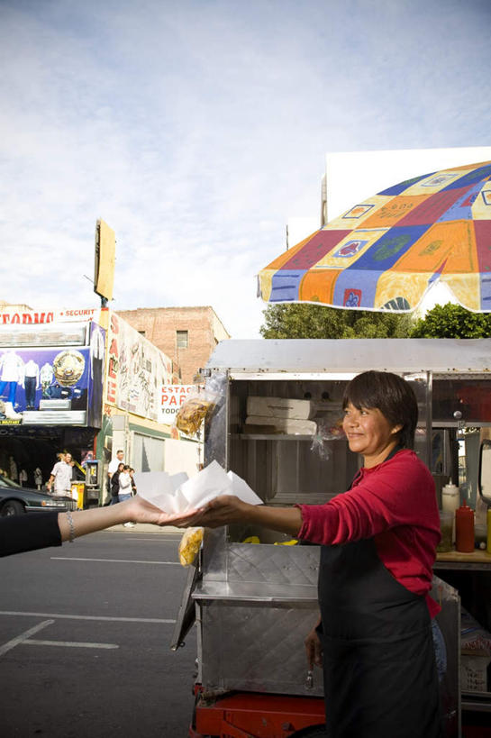 西方人,两个人,站,竖图,室外,白天,正面,烹饪,西餐,汽车,欧洲,欧洲人,云,云朵,料理,食品,热狗,拿,云彩,拿着,注视,菜肴,美食,顾客,车,食物,蓝色,白云,蓝天,天空,交通工具,快餐,天,观察,看,站着,西式,佳肴,观看,察看,关注,载具,西式快餐,垃圾食品,快餐车,年轻女性,女人,女性,中年女性,白种人,站立,半身,彩图