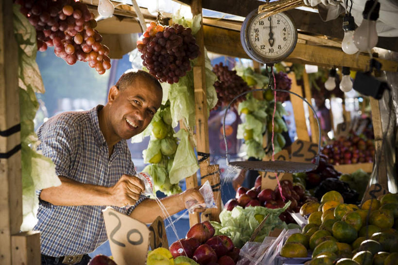 西方人,一个人,站,笑,微笑,露齿笑,横图,室外,白天,正面,衬衫,葡萄,水果,欧洲,欧洲人,仅一个男性,仅一个人,仅一个中年男性,条纹,新鲜,摊位,生食,食品,果实,拿,拿着,注视,食物,蓝色,黑色,观察,看,站着,有机食品,绿色食品,观看,察看,关注,男人,男性,中年男性,白种人,山葫芦,蒲桃,草龙珠,站立,半身,彩图,衬衣,短发