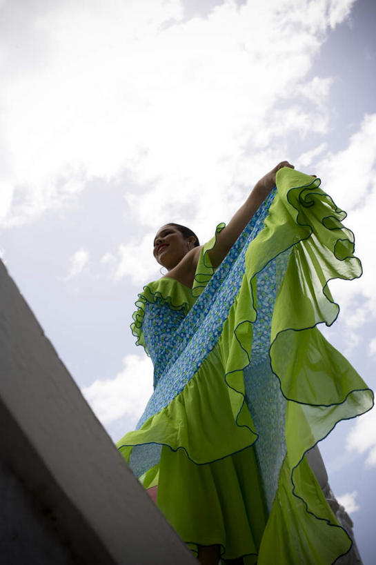 西方人,一个人,跳舞者,站,竖图,室外,白天,仰视,裙子,欧洲,欧洲人,仅一个年轻女性,仅一个女性,仅一个人,连衣裙,云,云朵,拿,云彩,拿着,注视,蓝色,白云,蓝天,天空,天,观察,看,站着,晴朗,观看,察看,关注,表演服,演出服,裙摆,年轻女性,女人,女性,白种人,晴空,舞蹈家,舞蹈演员,舞者,站立,半身,彩图,低角度拍摄