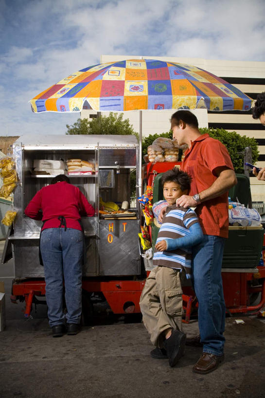 西方人,儿童,伙伴,朋友,站,抱,竖图,室外,白天,正面,友谊,植物,道路,路,公路,欧洲,欧洲人,弯腰,服装,遮阳伞,云,云朵,交通,拿,云彩,拿着,注视,休闲装,树,树木,小孩,衣服,蓝色,绿色,黑色,白云,蓝天,天空,自然,天,观察,看,站着,休闲,休闲服,服饰,生长,晴朗,成长,抱着,观看,察看,搂着,关注,弯身,快餐车,友情,男孩,男人,男性,年轻男性,年轻女性,女孩,女人,女性,白种人,孩子,晴空,马路,搂,搂抱,站立,彩图,全身,短发,男生,女生