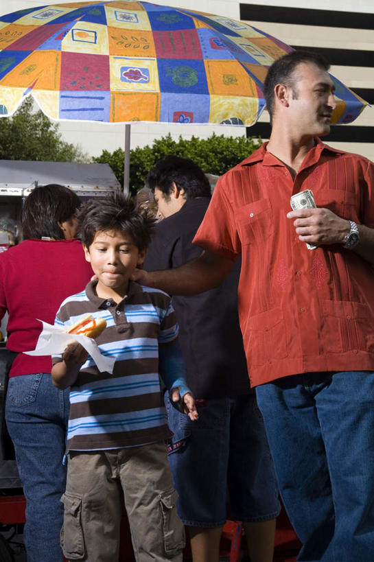 西方人,儿童,背部,伙伴,朋友,站,竖图,室外,白天,正面,烹饪,西餐,友谊,植物,道路,路,公路,欧洲,欧洲人,阴影,条纹,光线,影子,遮阳伞,料理,食品,交通,热狗,拿,拿着,注视,菜肴,美食,树,树木,食物,小孩,绿色,黑色,阳光,自然,快餐,观察,看,站着,西式,佳肴,生长,成长,观看,察看,关注,西式快餐,垃圾食品,快餐车,友情,男孩,男人,男性,年轻男性,女孩,女人,女性,中年女性,白种人,孩子,马路,站立,半身,彩图,短发,男生,女生