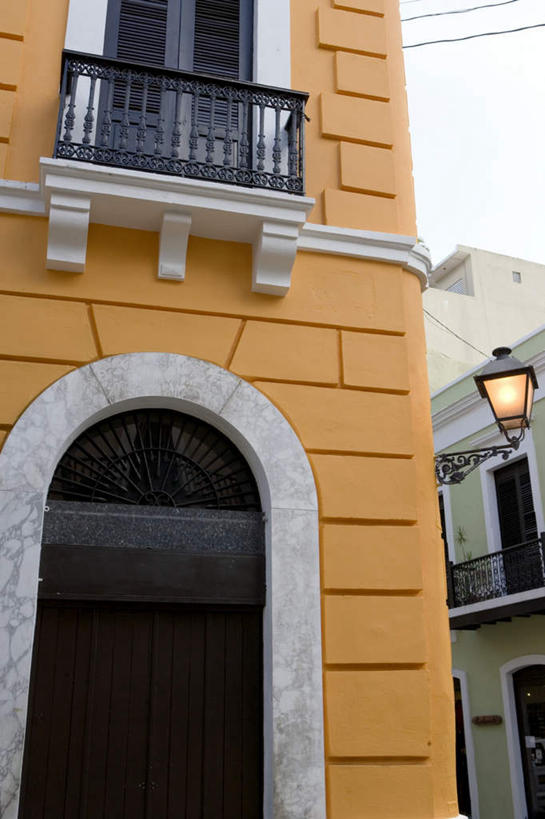 无人,家,栏杆,竖图,室外,白天,仰视,旅游,度假,美景,别墅,城市风光,标志建筑,城市,地标,建筑,路灯,照明,房屋,屋子,景观,公寓,围栏,灯光,娱乐,建设,洋房,护栏,楼房,住宅,灯,享受,休闲,景色,放松,照亮,北美,北美洲,照明设备,美洲,北亚美利加洲,亚美利加洲,波多黎各,波多黎各自由邦,大安的列斯群岛,彩图,低角度拍摄,房子