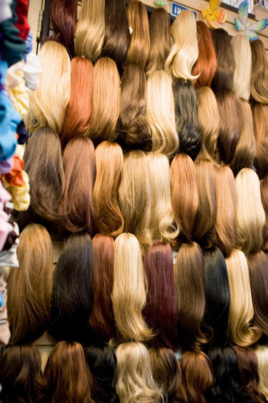 头发,无人,商店,竖图,室内,特写,白天,正面,购物,消费,超市,静物,一排,许多,吊挂,悬挂,阴影,整齐,光线,假发,影子,灯光,棕色,挂,排列,黑色,金融,百货,队列,选购,贸易,柔顺,百货公司,血拼,彩图,购物商场,购物中心,商业中心