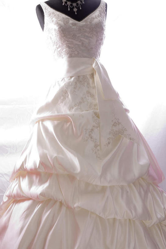 无人,商店,竖图,室内,白天,正面,婚纱,购物,消费,窗户,落地窗,超市,阴影,光线,人造模特,影子,玻璃窗,一个,白色,阳光,一件,金融,百货,单个,道具,服装店,选购,贸易,百货公司,服装模特,服饰店,模特道具,时装道具,展示道具,服装模特道具,陈列道具,血拼,婚纱店,彩图,婚礼服,礼服,购物商场,购物中心,商业中心