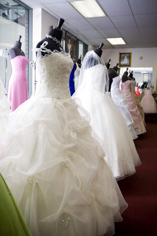 无人,商店,竖图,室内,白天,正面,婚纱,购物,消费,超市,一排,许多,阴影,整齐,光线,人造模特,影子,排列,绿色,白色,阳光,金融,百货,道具,服装店,队列,选购,贸易,百货公司,服装模特,服饰店,模特道具,时装道具,展示道具,服装模特道具,陈列道具,血拼,婚纱店,彩图,婚礼服,礼服,购物商场,购物中心,商业中心