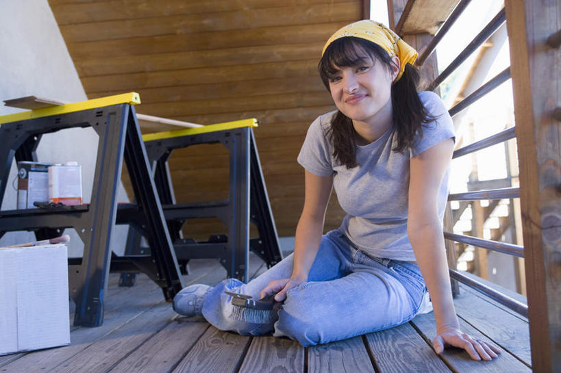 西方人,一个人,坐,笑,微笑,横图,室内,白天,正面,T恤衫,电脑,显示器,鼠标,键盘,书房,装修,桌子,欧洲,欧洲人,仅一个年轻女性,仅一个女性,仅一个人,服装,网络,头巾,办公桌,墙,拿,T恤,拿着,注视,休闲装,输入设备,通讯设备,装潢,墙壁,墙面,衣服,黄色,灰色,刷子,观察,看,休闲,休闲服,台式电脑,服饰,观看,察看,关注,通信设备,输出设备,年轻女性,女人,女性,白种人,坐着,彩图,全身