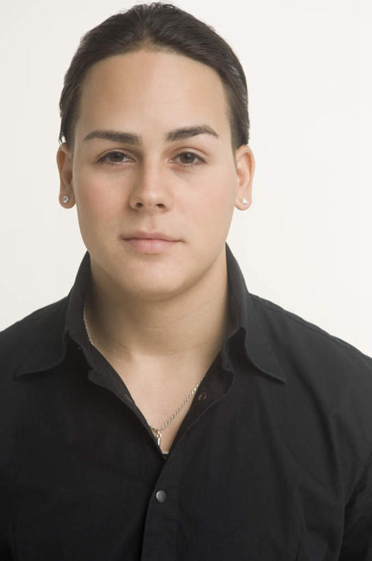 西方人,一个人,站,笑,微笑,竖图,室内,白天,白色背景,正面,衬衫,欧洲,欧洲人,仅一个男性,仅一个人,注视,仅一个年轻男性,黑色,观察,看,站着,辫子,摄影,影棚,观看,察看,关注,男人,男性,年轻男性,白种人,长发,站立,半身,彩图,影棚拍摄,衬衣,拍摄