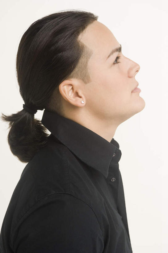 西方人,一个人,站,笑,微笑,竖图,室内,白天,白色背景,侧面,衬衫,欧洲,欧洲人,仅一个男性,仅一个人,注视,仅一个年轻男性,黑色,观察,看,站着,辫子,摄影,影棚,观看,察看,关注,男人,男性,年轻男性,白种人,长发,站立,半身,彩图,影棚拍摄,衬衣,拍摄