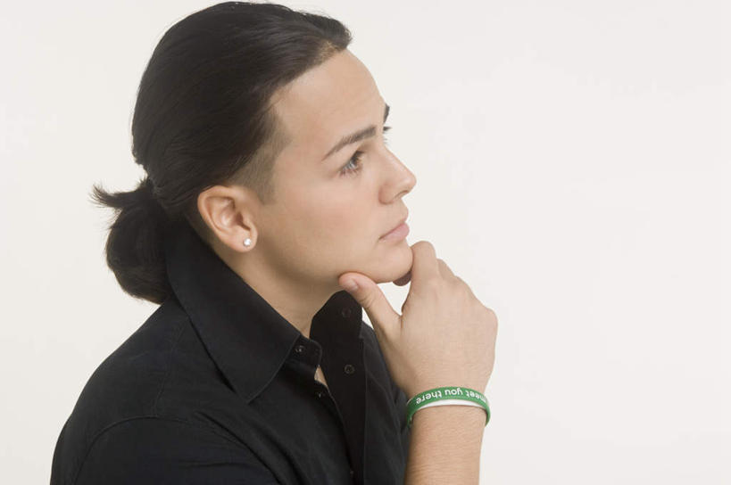 西方人,手腕,一个人,站,笑,微笑,横图,室内,白天,白色背景,侧面,衬衫,欧洲,欧洲人,仅一个男性,仅一个人,撑,托腮,注视,仅一个年轻男性,绿色,白色,黑色,观察,看,托,站着,辫子,摄影,影棚,观看,察看,关注,托下巴,腕带,男人,男性,年轻男性,白种人,长发,站立,半身,彩图,影棚拍摄,衬衣,拍摄