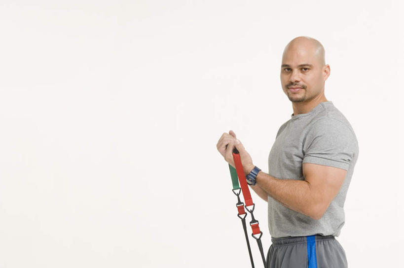 西方人,胡须,秃头,一个人,站,笑,微笑,横图,室内,白天,白色背景,正面,T恤衫,锻炼,运动,欧洲,欧洲人,仅一个男性,仅一个人,仅一个中年男性,服装,时间,时钟,手表,拿,T恤,计时,拿着,注视,休闲装,衣服,灰色,钟表,观察,看,站着,休闲,休闲服,表,摄影,服饰,影棚,观看,腕表,察看,关注,阻力带,体育,男人,男性,中年男性,白种人,山羊胡,光头,胡子,无发,钟,站立,半身,彩图,影棚拍摄,健身,拍摄