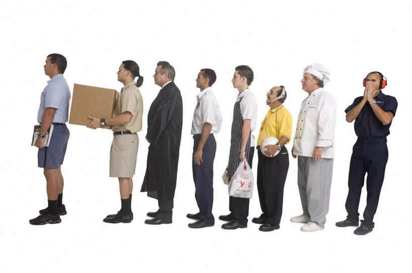 西方人,厨师,牧师,工程师,建筑工人,建筑师,传教士,站,横图,室内,白天,白色背景,侧面,购物,消费,袋子,帽子,欧洲,欧洲人,一排,整齐,合照,包装,包装袋,手提袋,头盔,纸箱,购物袋,吉他,乐器,弦乐器,许多人,拿,拿着,注视,排列,安全帽,容器,遮阳帽,箱子,观察,看,站着,一群人,快递员,橙色,金融,摄影,影棚,观看,察看,合影,队列,购买,关注,弹拨弦鸣乐器,纸板箱,快递,速递,贸易,包装箱,男人,男性,年轻男性,白种人,厨师长,厨子,大厨,主厨,传道者,技师,祭司,建筑工,建筑设计师,教士,神甫,神父,站立,彩图,全身,影棚拍摄,拍摄,弹拨弦乐器