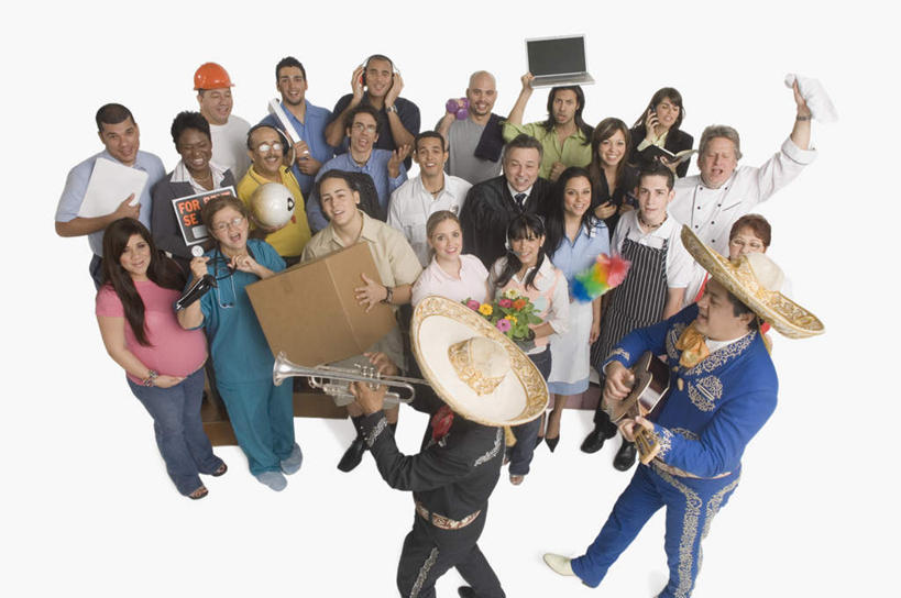 西方人,医生,厨师,牧师,工程师,建筑工人,建筑师,传教士,站,横图,俯视,室内,白天,白色背景,快乐,幸福,植物,帽子,叶子,欧洲,欧洲人,许多,盛开,合照,包装,头盔,纸箱,绿叶,玛格丽特,吉他,乐器,铜管乐器,弦乐器,小号,许多人,吹奏,拿,演奏,拿着,注视,雏菊,花,花瓣,花朵,花卉,鲜花,拍照,粉色,红色,安全帽,容器,遮阳帽,箱子,花蕊,观察,看,站着,一群人,快递员,医护人员,医疗人员,橙色,嫩叶,菊花,活力,摄影,影棚,观看,希望,察看,合影,坚强,关注,弹拨弦鸣乐器,纸板箱,铜管,和平,快递,速递,离别,包装箱,延命菊,幸福花,春菊,马兰头花,暗恋,纯情,单恋,天真,男人,男性,年轻男性,年轻女性,女人,女性,白种人,厨师长,厨子,大厨,大夫,主厨,叶,叶片,传道者,技师,祭司,建筑工,建筑设计师,教士,神甫,神父,站立,半身,彩图,高角度拍摄,影棚拍摄,愉快,拍摄,弹拨弦乐器