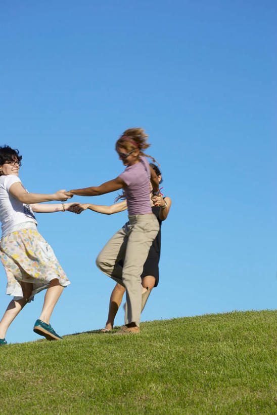 西方人,三个人,伙伴,朋友,站,握手,竖图,室外,白天,仰视,游戏,友谊,草地,草坪,植物,欧洲,欧洲人,阴影,光线,影子,棕色,玩,注视,娱乐,草,绿色,黑色,阳光,观察,看,站着,休闲,观看,活动,察看,发泄,关注,消遣,智力,宣泄,友情,年轻女性,女人,女性,白种人,长发,搀手,拉手,手拉手,手握手,玩耍,嬉戏,站立,半身,彩图,低角度拍摄,短发