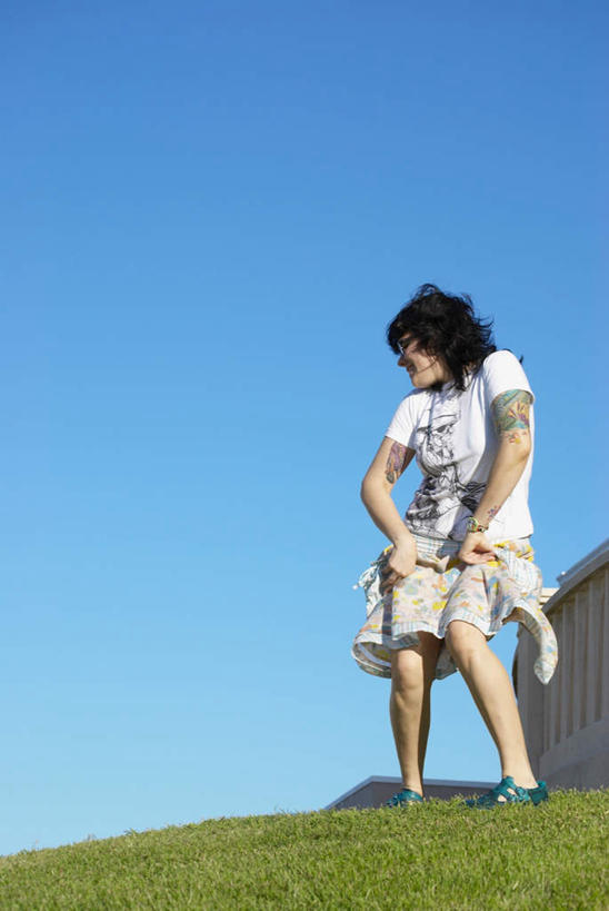 西方人,一个人,站,竖图,室外,白天,仰视,裙子,草地,草坪,植物,欧洲,欧洲人,仅一个年轻女性,仅一个女性,仅一个人,阴影,光线,影子,注视,草,蓝色,绿色,蓝天,天空,阳光,天,观察,看,站着,短裙,观看,察看,关注,全身裙,年轻女性,女人,女性,白种人,站立,彩图,低角度拍摄,全身