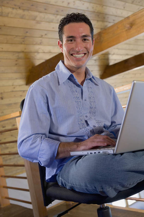 西方人,一个人,栏杆,坐,笑,微笑,露齿笑,竖图,室内,白天,正面,电脑,笔记本电脑,欧洲,欧洲人,仅一个男性,仅一个人,敲打,阴影,服装,光线,网络,影子,注视,休闲装,输入,通讯设备,护栏,仅一个年轻男性,衣服,蓝色,阳光,打字,观察,看,休闲,休闲服,服饰,观看,点击,敲击,栏,察看,无线,关注,通信设备,无线网络,无线上网,便携式电脑,按键,手提电脑,男人,男性,年轻男性,白种人,坐着,半身,彩图