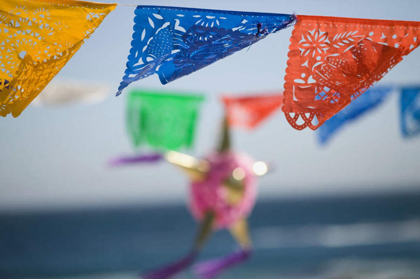 无人,横图,室外,特写,白天,正面,旅游,度假,海浪,海洋,美景,墨西哥,狂欢节,一排,许多,吊挂,悬挂,波纹,花纹,节日,朦胧,模糊,庆祝,艺术,整齐,装饰,图案,纸艺,手工艺品,景观,浪花,文化,娱乐,装饰品,排列,黄色,红色,蓝色,绿色,水纹,自然,海水,纸片,装饰物,工艺品,剪纸,波浪,庆典,享受,休闲,景色,放松,纪念,华丽,修饰,点缀,北美,高雅,北美洲,队列,自然风光,美洲,饰物,海景,北亚美利加洲,亚美利加洲,自信心,品位,衬托,美观,雅致,雅观,剪画,刻纸,墨西哥合众国,仙人掌王国,圣卢卡斯角,大海,风浪,海,海水的波动,近岸浪,涌浪,彩图