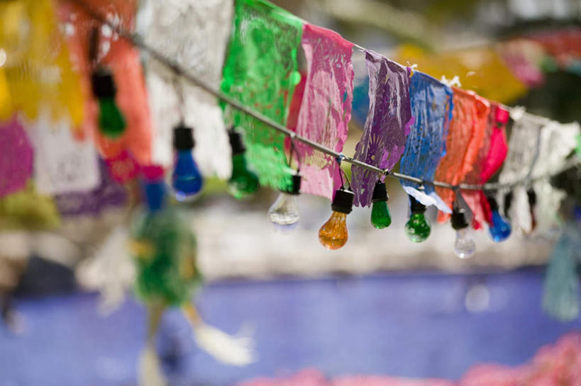 无人,横图,室外,特写,白天,仰视,旅游,度假,美景,墨西哥,狂欢节,一排,许多,阴影,花纹,节日,朦胧,模糊,庆祝,艺术,整齐,装饰,光线,图案,影子,纸艺,手工艺品,景观,云,云朵,云彩,文化,娱乐,装饰品,排列,黄色,蓝色,紫色,白色,白云,蓝天,天空,阳光,自然,纸片,装饰物,工艺品,剪纸,天,庆典,享受,休闲,景色,放松,纪念,华丽,修饰,点缀,北美,高雅,北美洲,队列,自然风光,美洲,饰物,北亚美利加洲,亚美利加洲,自信心,品位,衬托,美观,雅致,雅观,剪画,刻纸,墨西哥合众国,仙人掌王国,圣卢卡斯角,彩图,低角度拍摄