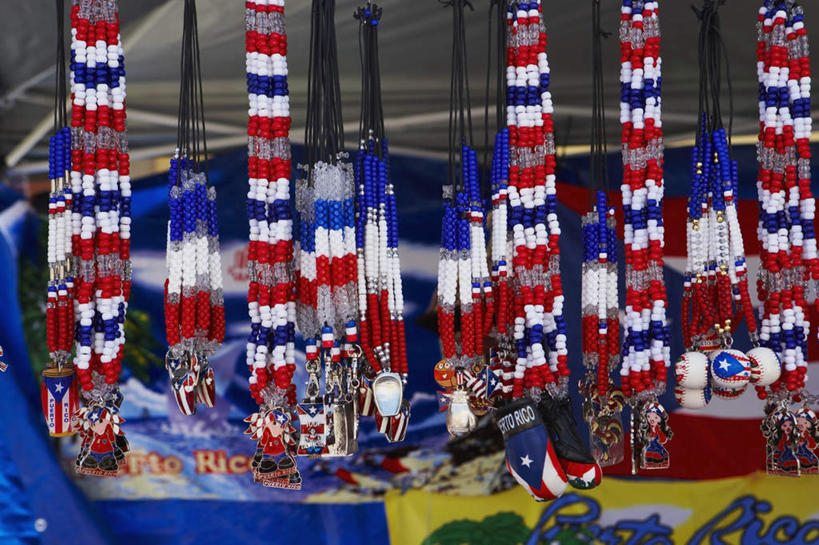 无人,横图,室外,特写,白天,正面,项链,一排,许多,吊挂,悬挂,阴影,辟邪,整齐,光线,挂饰,影子,文化,装饰品,排列,红色,蓝色,白色,阳光,饰品,首饰,祈祷,健康,许愿,祈求,护身符,队列,驱邪,护符,保佑,庇佑,御守,平安,彩图