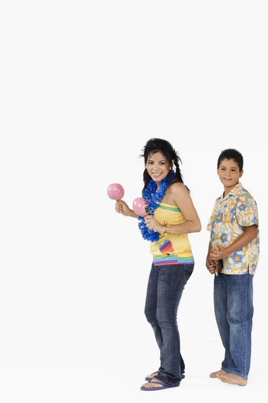 西方人,儿童,头发,两个人,伙伴,朋友,站,举,笑,微笑,露齿笑,竖图,室内,白天,白色背景,侧面,锻炼,游戏,友谊,纯洁,运动,玩具,欧洲,欧洲人,握,服装,裤子,乐器,拿,玩,拿着,扭头,注视,牛仔裤,休闲装,娱乐,两个,小孩,衣服,粉色,黄色,蓝色,黑色,围巾,观察,看,托,站着,转头,休闲,休闲服,可爱,童年,童趣,益智,握着,摄影,服饰,影棚,观看,活动,察看,发泄,关注,消遣,智力,童真,烂漫,无邪,宣泄,扯铃,风葫芦,胡敲,空钟,空竹,闷葫芦,嗡子,响葫芦,响簧,天皇皇,天雷公,体育,天真,友情,男孩,男人,男性,年轻女性,女人,女性,白种人,孩子,举起,举手,举着,玩耍,嬉戏,向上举,向上伸,向上托,站立,彩图,全身,影棚拍摄,健身,拍摄,男生