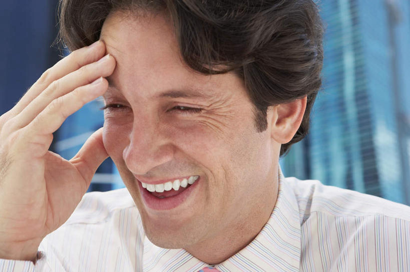 西方人,头发,一个人,商务人士,商务男性,高楼大厦,坐,笑,微笑,露齿笑,横图,室外,白天,正面,衬衫,窗户,大厦,建筑,摩天大楼,欧洲,欧洲人,仅一个男性,仅一个人,撑,阴影,套装,服装,光线,影子,扭头,注视,休闲装,玻璃窗,仅一个年轻男性,衣服,白色,黑色,阳光,观察,看,张嘴,转头,休闲,休闲服,服饰,欢快,观看,察看,撑着,关注,商务装,张大嘴巴,工薪阶层,欢喜,欢欣,欢畅,男人,男性,年轻男性,白种人,白领,上班族,张开嘴,坐着,半身,彩图,衬衣,高兴,欢乐,大楼,高层建筑,高楼,摩天楼