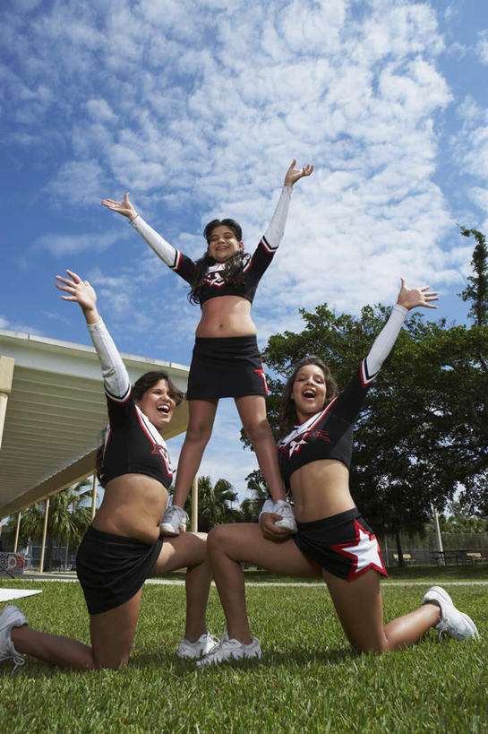 西方人,三个人,伙伴,朋友,家,站,蹲,举,笑,微笑,露齿笑,竖图,室外,白天,仰视,友谊,草地,草坪,树林,植物,欧洲,欧洲人,阴影,服装,光线,影子,房屋,墙,屋子,云,云朵,云彩,扭头,抬腿,注视,休闲装,楼房,墙壁,墙面,住宅,草,树,树木,衣服,蓝色,绿色,灰色,白云,蓝天,天空,阳光,自然,天,观察,看,托,站着,张嘴,转头,休闲,休闲服,服饰,生长,成长,观看,踮脚,察看,关注,啦啦队,张大嘴巴,啦啦队员,友情,年轻女性,女人,女性,白种人,张开嘴,蹲着,举起,举手,举着,向上举,向上伸,向上托,站立,彩图,低角度拍摄,全身,房子