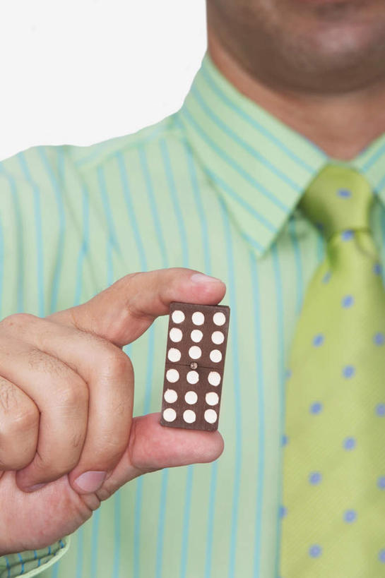 西方人,一个人,商务人士,商务男性,站,笑,微笑,露齿笑,竖图,室内,特写,白天,白色背景,正面,衬衫,游戏,赌博,贪欲,竞争,玩具,欧洲,欧洲人,仅一个男性,仅一个人,一排,许多,握,套装,服装,朦胧,模糊,整齐,骨牌,圆点,拿,玩,拿着,注视,休闲装,娱乐,刺激,排列,仅一个年轻男性,两个,衣服,绿色,白色,观察,看,站着,休闲,休闲服,握着,摄影,服饰,影棚,观看,活动,察看,队列,发泄,关注,消遣,智力,赌具,商务装,牌九,工薪阶层,投机,侥幸,欲望,宣泄,男人,男性,年轻男性,白种人,白领,上班族,玩耍,嬉戏,站立,半身,彩图,影棚拍摄,衬衣,拍摄,胜负,输赢