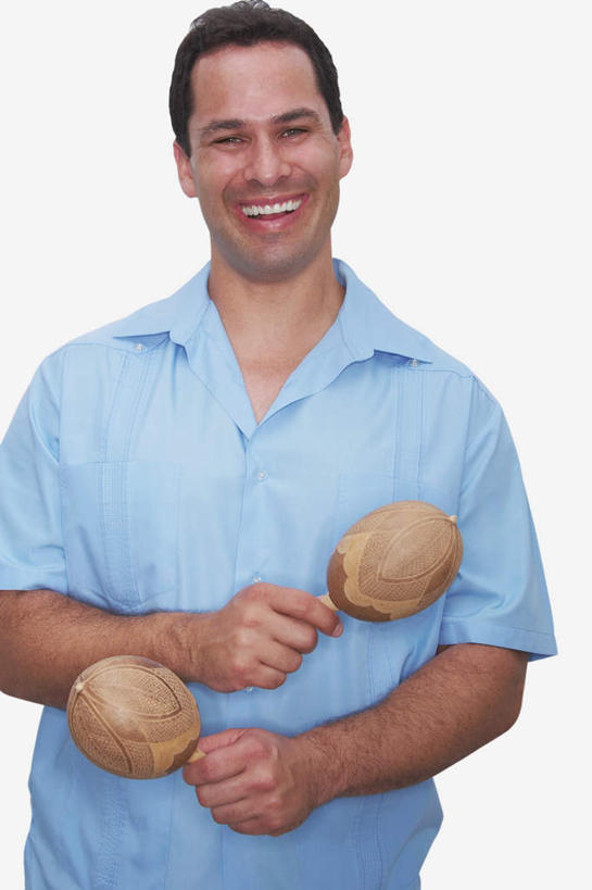 西方人,头发,一个人,站,笑,摸,微笑,露齿笑,竖图,室内,白天,白色背景,正面,锻炼,游戏,运动,玩具,欧洲,欧洲人,仅一个男性,仅一个人,抚摸,握,服装,木制,拿,玩,拿着,注视,休闲装,娱乐,仅一个年轻男性,两个,衣服,蓝色,黑色,木制品,观察,看,站着,休闲,休闲服,益智,握着,摄影,服饰,影棚,观看,活动,察看,发泄,关注,消遣,智力,宣泄,扯铃,风葫芦,胡敲,空钟,空竹,闷葫芦,嗡子,响葫芦,响簧,天皇皇,天雷公,体育,男人,男性,年轻男性,白种人,触摸,接触,玩耍,嬉戏,站立,半身,彩图,影棚拍摄,健身,拍摄