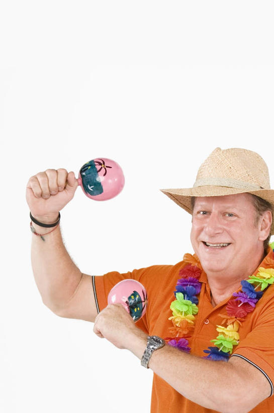 西方人,头发,一个人,站,举,笑,摸,微笑,露齿笑,竖图,室内,白天,白色背景,正面,锻炼,游戏,运动,帽子,玩具,欧洲,欧洲人,仅一个男性,仅一个人,抚摸,握,服装,拿,玩,拿着,扭头,注视,休闲装,娱乐,两个,衣服,黄色,白色,遮阳帽,观察,看,托,站着,转头,仅一个老年男性,休闲,休闲服,益智,握着,摄影,服饰,影棚,观看,活动,察看,发泄,关注,消遣,智力,宣泄,一顶,扯铃,风葫芦,胡敲,空钟,空竹,闷葫芦,嗡子,响葫芦,响簧,天皇皇,天雷公,体育,老年男性,男人,男性,白种人,触摸,接触,举起,举手,举着,玩耍,嬉戏,向上举,向上伸,向上托,站立,半身,彩图,影棚拍摄,健身,拍摄