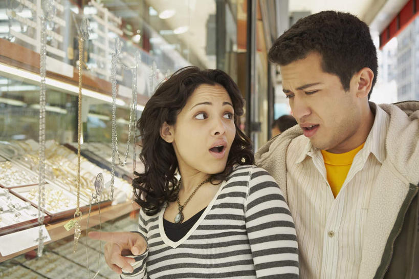 西方人,头发,两个人,家庭,夫妻,坐,横图,室内,白天,正面,爱情,窗户,照明,欧洲,欧洲人,一排,许多,吊挂,悬挂,指,条纹,服装,整齐,壁灯,灯光,浪漫,扭头,依偎,注视,休闲装,方向,玻璃窗,灯,排列,衣服,白色,黑色,首饰,灯具,观察,看,靠,靠着,手势,倚靠,张嘴,转头,休闲,温暖,温馨,一家人,休闲服,恩爱,恋人,服饰,观看,照亮,和睦,察看,倚着,指向,食指,照明设备,队列,关注,首饰店,张大嘴巴,依附,依赖,投靠,金饰,鄙吝,小器,吝啬,小气,男人,男性,年轻男性,年轻女性,女人,女性,白种人,长发,夫妇,情侣,张开嘴,坐着,半身,彩图,伴侣,融洽