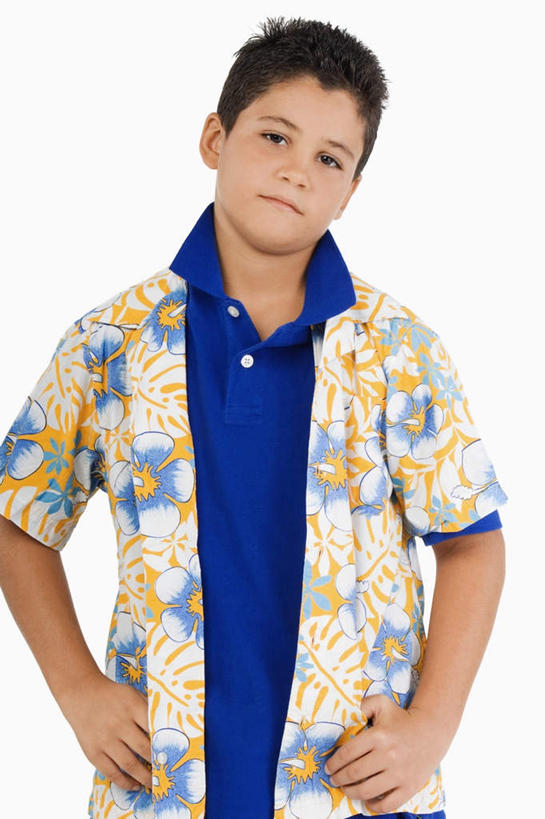 西方人,儿童,头发,一个人,站,竖图,室外,白天,白色背景,正面,纯洁,欧洲,欧洲人,仅一个男性,仅一个人,花纹,服装,生气,图案,注视,休闲装,手叉腰,小孩,衣服,黄色,蓝色,黑色,叉腰,观察,看,站着,仅一个小孩,休闲,休闲服,可爱,童年,童趣,摄影,服饰,影棚,观看,察看,双手叉腰,气愤,关注,童真,烂漫,无邪,负气,怄气,天真,男孩,男人,男性,白种人,孩子,站立,半身,彩图,影棚拍摄,拍摄,男生