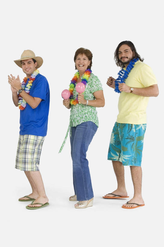 西方人,头发,三个人,伙伴,朋友,站,笑,摸,微笑,露齿笑,竖图,室内,白天,白色背景,侧面,锻炼,游戏,友谊,运动,帽子,玩具,欧洲,欧洲人,抚摸,握,服装,拿,玩,拿着,扭头,注视,休闲装,娱乐,衣服,粉色,绿色,黑色,遮阳帽,观察,看,站着,转头,休闲,休闲服,益智,握着,摄影,服饰,影棚,观看,活动,察看,发泄,关注,消遣,智力,宣泄,一顶,扯铃,风葫芦,胡敲,空钟,空竹,闷葫芦,嗡子,响葫芦,响簧,天皇皇,天雷公,体育,友情,老年男性,老年女性,男人,男性,女人,女性,白种人,触摸,接触,玩耍,嬉戏,站立,彩图,全身,影棚拍摄,健身,拍摄