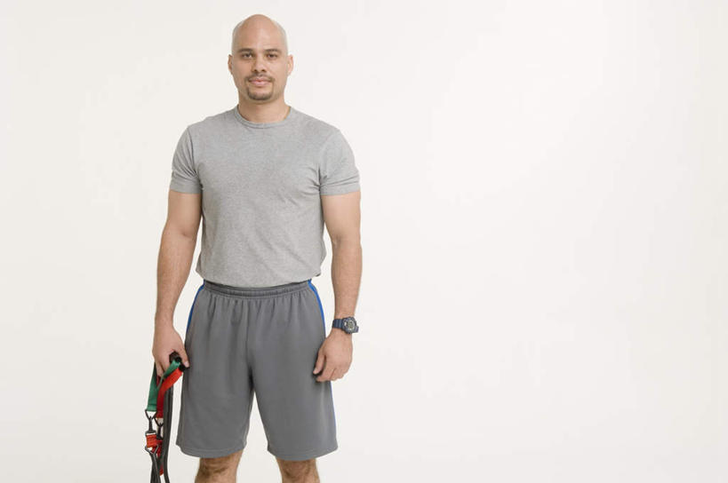 西方人,头发,一个人,站,笑,微笑,露齿笑,横图,室内,白天,白色背景,正面,锻炼,运动,欧洲,欧洲人,仅一个男性,仅一个人,一根,服装,时间,时钟,手表,计时,拎,注视,休闲装,娱乐,衣服,白色,灰色,钟表,观察,看,站着,仅一个老年男性,享受,休闲,休闲服,表,放松,摄影,服饰,影棚,观看,腕表,察看,关注,室内运动,阻力带,老年男性,男人,男性,白种人,钟,站立,半身,彩图,影棚拍摄,健身,拍摄,拎着