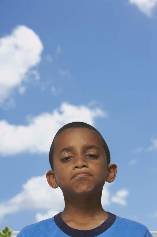 西方人,儿童,一个人,站,竖图,室外,白天,仰视,纯洁,欧洲,非洲,黑人,欧洲人,仅一个男性,仅一个人,云,云朵,云彩,小孩,蓝色,白云,蓝天,天空,天,站着,仅一个小孩,可爱,童年,童趣,晴朗,童真,烂漫,无邪,委屈,勉强,委曲,天真,男孩,男人,男性,非洲人,孩子,晴空,站立,半身,彩图,低角度拍摄,男生
