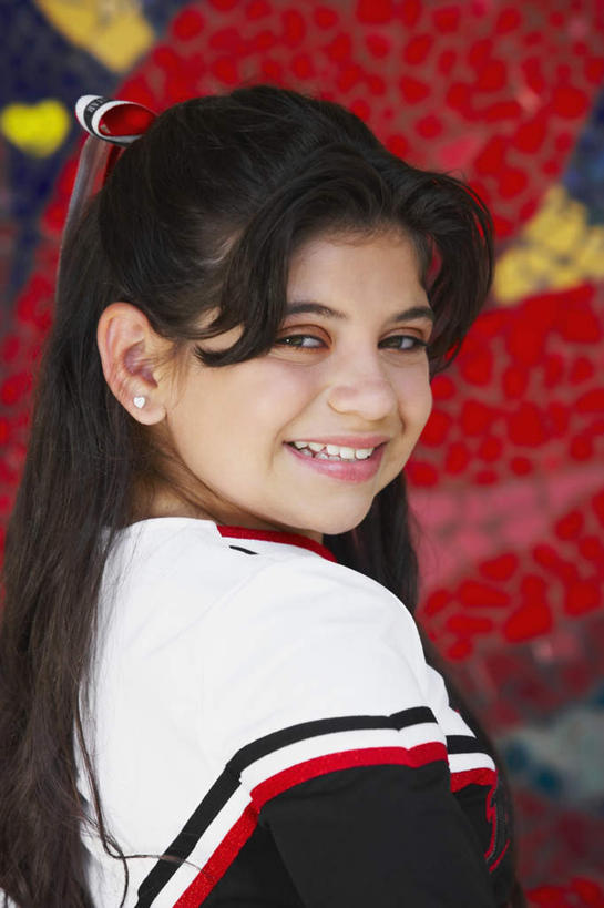 西方人,一个人,站,笑,微笑,露齿笑,竖图,室外,白天,欧洲,欧洲人,仅一个年轻女性,仅一个女性,仅一个人,服装,墙,扭头,注视,休闲装,鼓励,墙壁,墙面,背面,衣服,白色,黑色,观察,加油,看,站着,转头,休闲,休闲服,打气,服饰,观看,察看,关注,鼓舞,啦啦队,啦啦队员,年轻女性,女人,女性,白种人,长发,站立,半身,彩图