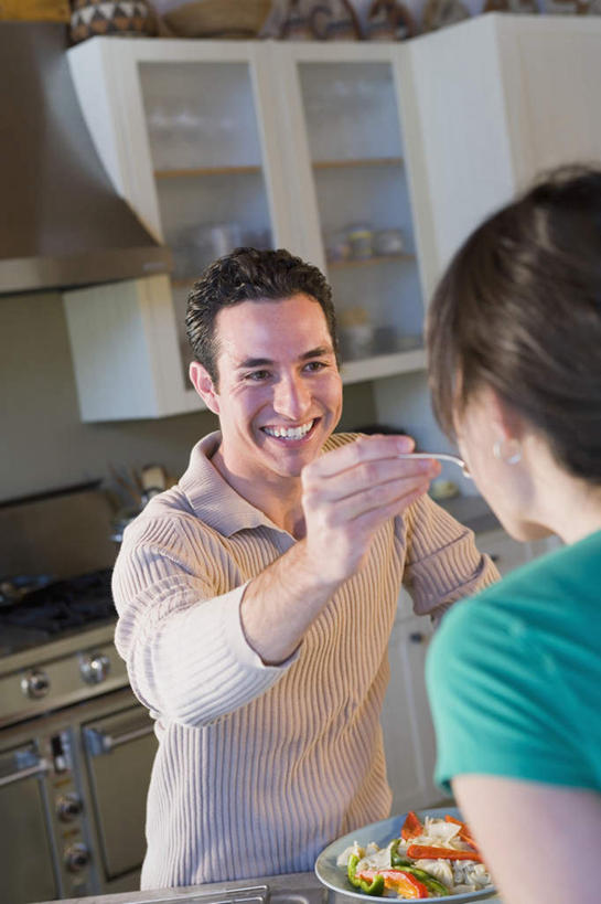 西方人,背部,两个人,家庭,夫妻,站,竖图,室外,白天,正面,爱情,厨房,餐具,欧洲,欧洲人,碟子,盘,勺子,浪漫,拿,拿着,黑色,盘子,调羹,碟,汤匙,站着,温暖,温馨,一家人,恩爱,喂,恋人,和睦,男人,男性,年轻男性,年轻女性,女人,女性,白种人,年轻人,夫妇,情侣,进餐用具,烹调用具,站立,半身,彩图,灶间,伴侣,融洽,短发