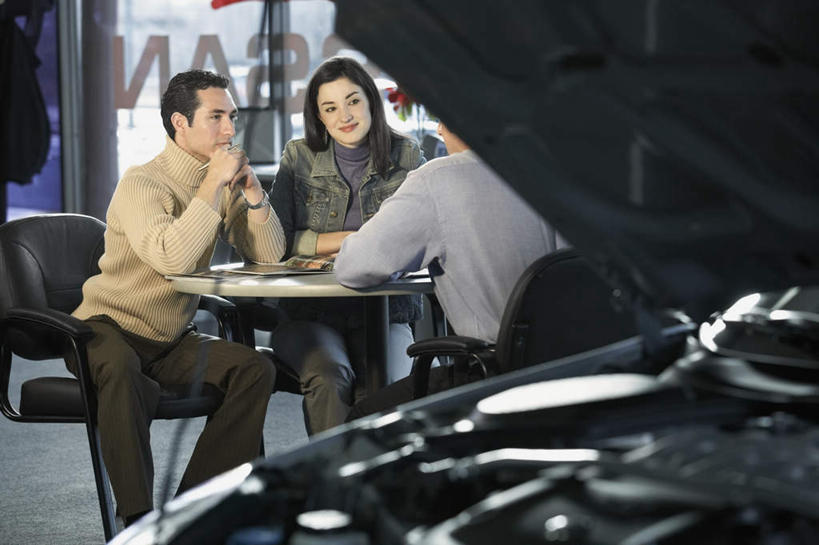 西方人,背部,三个人,商务人士,商务男性,商务女性,站,坐,说,横图,室内,白天,正面,衬衫,讨论,窗户,桌子,汽车,欧洲,欧洲人,套装,办公桌,引擎,玻璃窗,相视,车,交通工具,轿车,站着,面对面,对视,载具,相对,商务装,工薪阶层,相看,汽车店,交流,男人,男性,年轻男性,年轻女性,女人,女性,白种人,白领,上班族,沟通,讲话,交谈,商讨,说话,谈话,站立,坐着,半身,彩图,衬衣