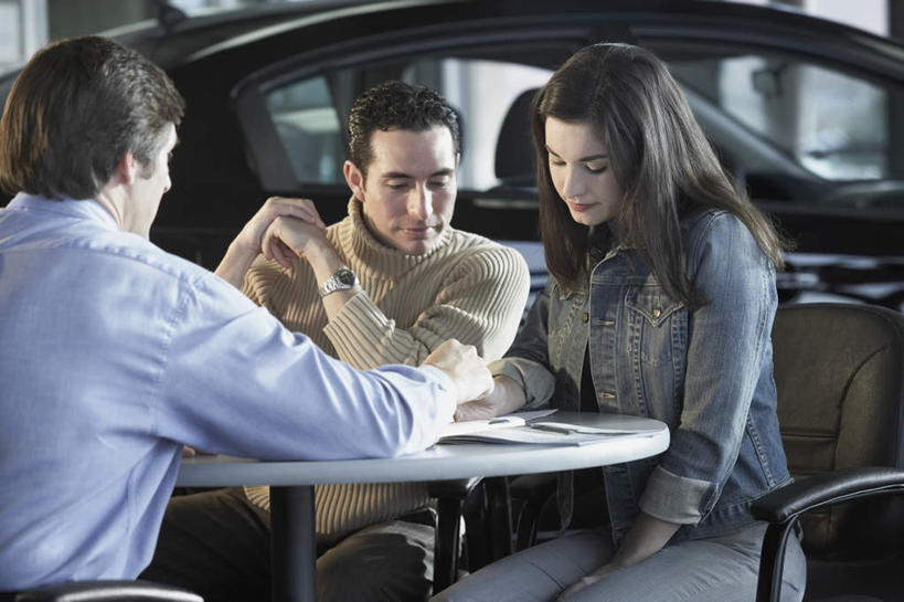 西方人,背部,三个人,商务人士,商务男性,商务女性,站,坐,说,横图,室内,白天,正面,衬衫,讨论,窗户,桌子,汽车,欧洲,欧洲人,套装,办公桌,引擎,玻璃窗,相视,车,交通工具,轿车,站着,面对面,对视,载具,相对,商务装,工薪阶层,相看,汽车店,交流,男人,男性,年轻男性,年轻女性,女人,女性,白种人,白领,上班族,沟通,讲话,交谈,商讨,说话,谈话,站立,坐着,半身,彩图,衬衣