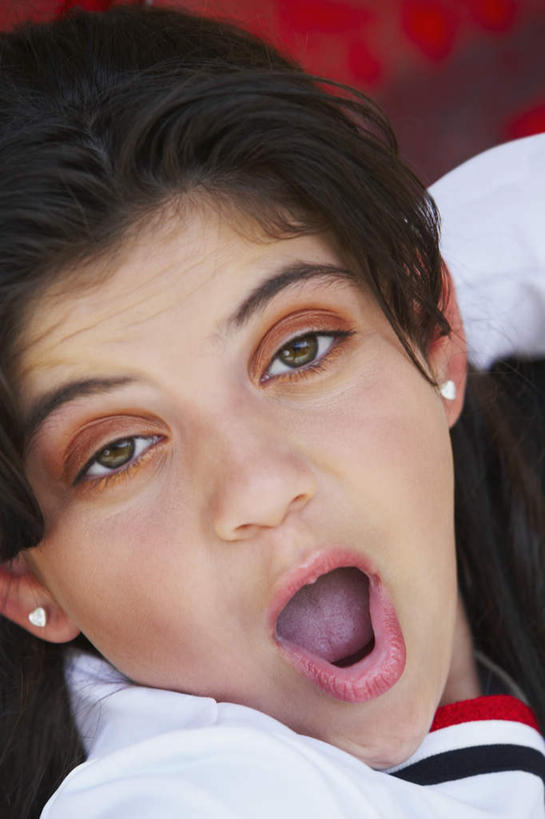 西方人,脸,头,脸颊,一个人,站,竖图,室外,特写,白天,正面,欧洲,欧洲人,仅一个年轻女性,仅一个女性,仅一个人,惊讶,朦胧,模糊,黑色,站着,张嘴,惊奇,张大嘴巴,年轻女性,女人,女性,白种人,头部,长发,脸部,脸蛋,面部,张开嘴,站立,半身,彩图