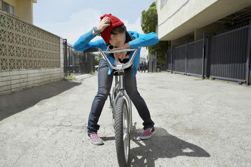 西方人,一个人,家,栏杆,坐,横图,室外,白天,正面,自行车,帽子,欧洲,欧洲人,仅一个年轻女性,仅一个女性,仅一个人,阴影,光线,影子,房屋,屋子,围栏,护栏,楼房,住宅,车,脚踏车,红色,阳光,交通工具,载具,编织帽,年轻女性,女人,女性,白种人,坐着,彩图,全身,房子