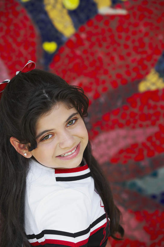 西方人,一个人,站,笑,微笑,露齿笑,竖图,俯视,室内,特写,白天,运动服,欧洲,欧洲人,仅一个年轻女性,仅一个女性,仅一个人,服装,墙,注视,休闲装,墙壁,墙面,衣服,白色,看,站着,休闲,休闲服,服饰,关注,啦啦队,啦啦队员,年轻女性,女人,女性,白种人,抬头,仰头,站立,半身,彩图,高角度拍摄