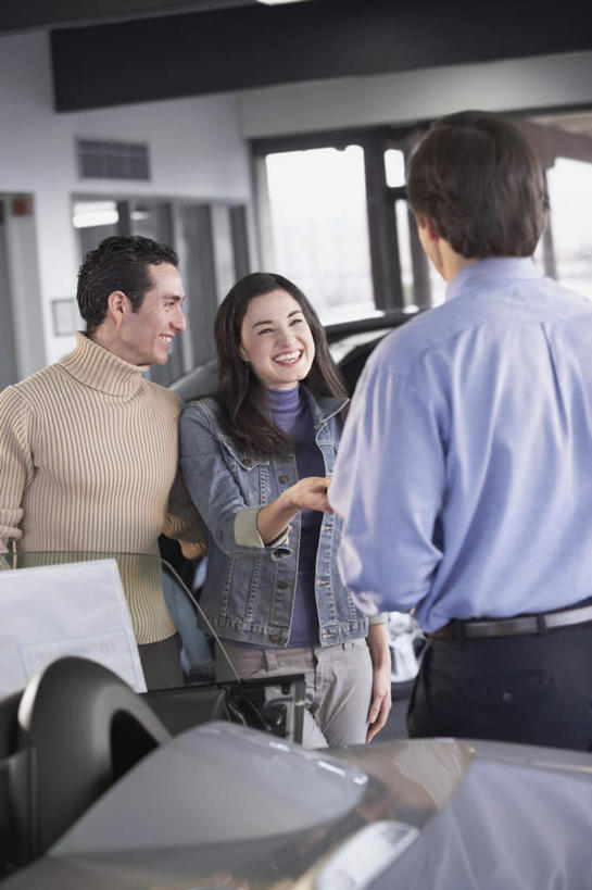 西方人,背部,三个人,家庭,夫妻,站,笑,微笑,露齿笑,竖图,室内,白天,正面,爱情,窗户,汽车,欧洲,欧洲人,阴影,光线,影子,浪漫,玻璃窗,相视,车,阳光,交通工具,轿车,站着,温暖,温馨,一家人,面对面,恩爱,恋人,对视,和睦,载具,相对,相看,汽车店,男人,男性,年轻男性,年轻女性,女人,女性,中年男性,白种人,年轻人,夫妇,情侣,站立,半身,彩图,伴侣,融洽