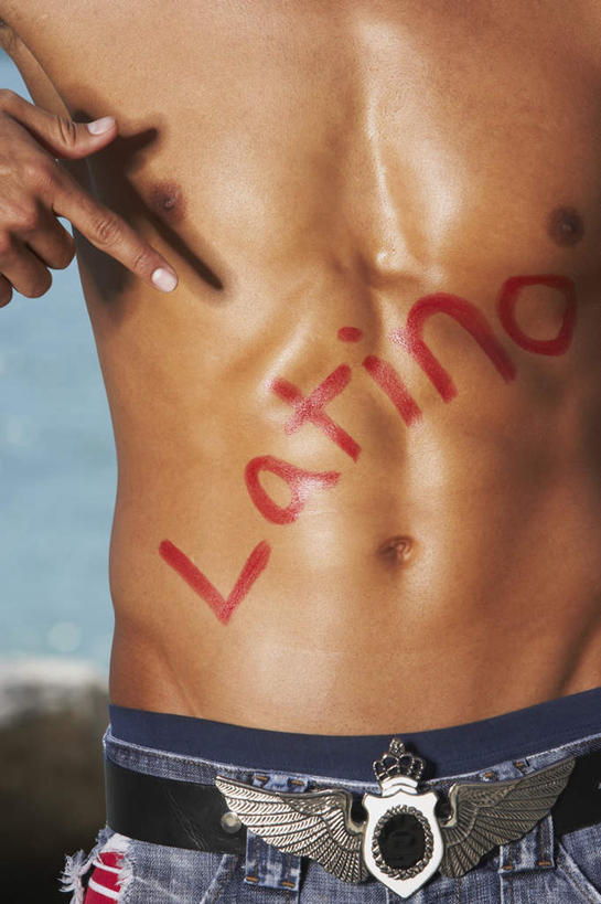 西方人,肌肉,健壮,一个人,站,竖图,室外,特写,白天,正面,欧洲,欧洲人,仅一个男性,仅一个人,指,阴影,光线,英文,标志,符号,图案,文字,影子,字符,字母,方向,标识,仅一个年轻男性,红色,阳光,手势,站着,健康,活力,力量,青春,英文字母,指向,强壮,食指,油彩,男人,男性,年轻男性,白种人,站立,半身,彩图