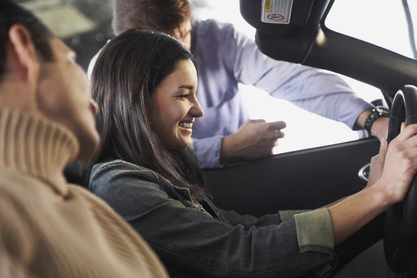 西方人,三个人,家庭,夫妻,店员,站,坐,横图,室外,特写,白天,侧面,爱情,汽车,欧洲,欧洲人,朦胧,模糊,浪漫,车,交通工具,轿车,驾驶,行驶,站着,营业员,温暖,温馨,一家人,恩爱,恋人,操纵,和睦,控制,载具,驾驶舱,驾驶座,操控,把持,销售人员,男人,男性,年轻男性,年轻女性,女人,女性,白种人,年轻人,夫妇,情侣,售货员,站立,坐着,半身,彩图,伴侣,融洽