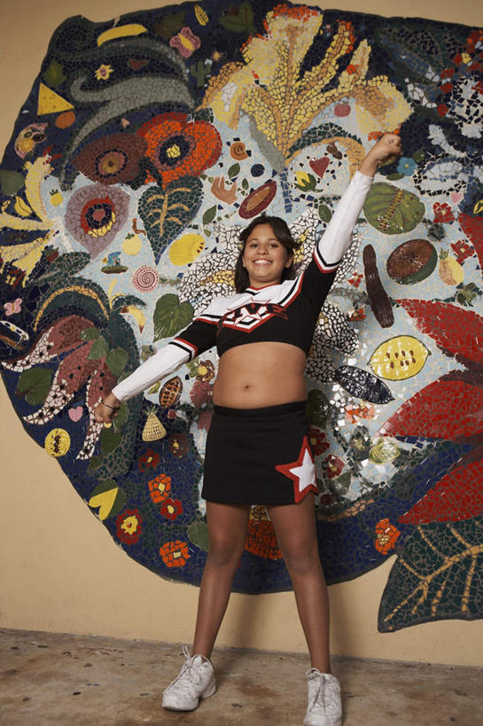 西方人,肥胖,一个人,站,举,竖图,室外,白天,仰视,跳舞,欧洲,欧洲人,仅一个年轻女性,仅一个女性,仅一个人,墙,墙壁,墙面,托,站着,舞姿,肥,胖,年轻女性,女人,女性,白种人,长发,卷发,举起,举手,举着,向上举,向上伸,向上托,站立,彩图,低角度拍摄,全身,舞蹈