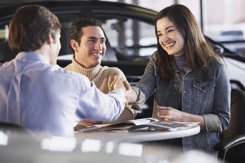 西方人,背部,三个人,家庭,夫妻,店员,办公室,坐,握手,横图,室内,白天,正面,爱情,家具,桌子,汽车,欧洲,欧洲人,阴影,光线,影子,办公桌,浪漫,车,黑色,阳光,交通工具,轿车,营业员,温暖,温馨,一家人,恩爱,恋人,和睦,载具,办公家具,销售人员,男人,男性,年轻男性,年轻女性,女人,女性,白种人,年轻人,长发,夫妇,情侣,售货员,搀手,拉手,手拉手,手握手,坐着,半身,彩图,伴侣,融洽