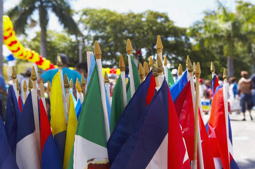 西方人,横图,室外,白天,正面,植物,旗帜,国旗,古巴,欧洲,哥伦比亚,欧洲人,游客,阴影,模糊,光线,影子,许多人,旅客,树,树木,绿色,阳光,自然,一群人,南美,生长,成长,南美洲,北美,北美洲,拉丁美洲,美洲,北亚美利加洲,亚美利加洲,南亚美利加洲,古巴共和国,哥伦比亚共和国,含糊,恍惚,模胡,依稀,隐约,男人,男性,年轻男性,年轻女性,女人,女性,白种人,旗,半身,彩图