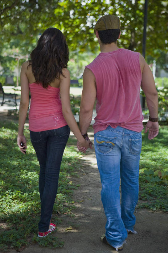 西方人,四个人,伙伴,朋友,站,握手,竖图,室外,白天,旅游,度假,友谊,草地,草坪,树林,植物,欧洲,欧洲人,服装,休闲装,娱乐,草,树,树木,背面,衣服,粉色,绿色,黑色,自然,站着,享受,休闲,休闲服,放松,服饰,生长,成长,友情,男人,男性,年轻男性,年轻女性,女人,女性,白种人,长发,搀手,拉手,手拉手,手握手,站立,彩图,全身