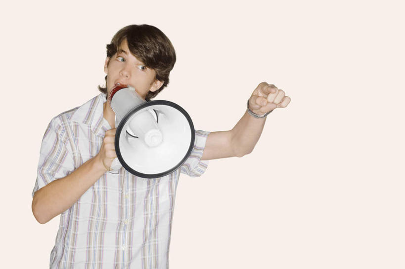 西方人,一个人,站,横图,室内,白天,白色背景,正面,欧洲,欧洲人,仅一个男性,仅一个人,拿,大喊,拿着,仅一个年轻男性,黑色,话筒,站着,摄影,影棚,大叫,麦克风,扩音器,传声器,微音器,大呼,男人,男性,年轻男性,白种人,站立,半身,彩图,影棚拍摄,拍摄,短发