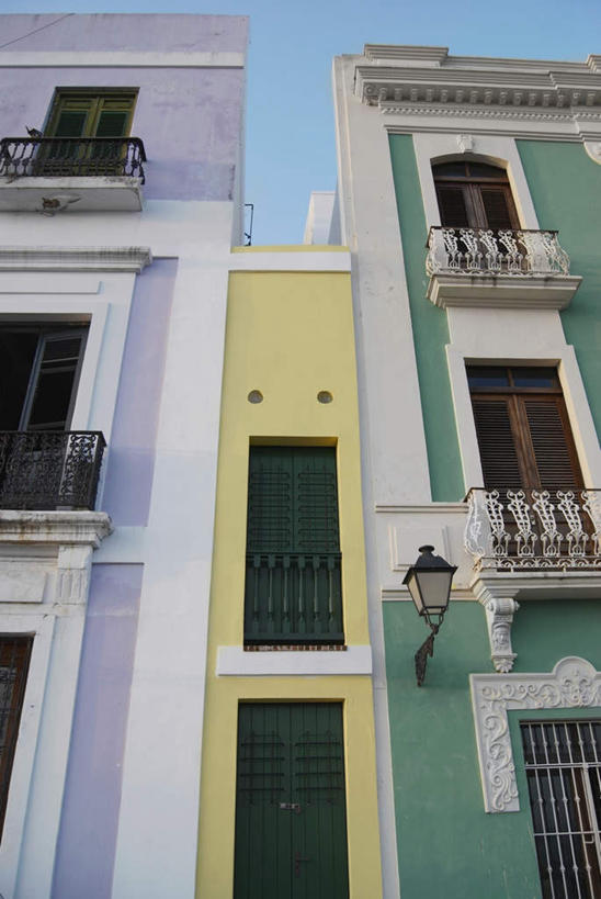 无人,家,横图,室外,白天,仰视,旅游,度假,美景,窗户,城市风光,标志建筑,城市,地标,建筑,房屋,屋子,景观,云,云朵,公寓,云彩,娱乐,建设,洋房,楼房,玻璃窗,住宅,蓝色,白云,蓝天,天空,天,享受,休闲,景色,放松,晴朗,北美,北美洲,美洲,圣胡安,首府,北亚美利加洲,亚美利加洲,圣胡安市,波多黎各,波多黎各自由邦,大安的列斯群岛,晴空,彩图,低角度拍摄,房子